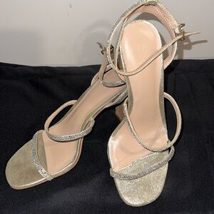The Mix No. 6 Aliciana sandal is a lovely fit for most outfits and is a size 7.5